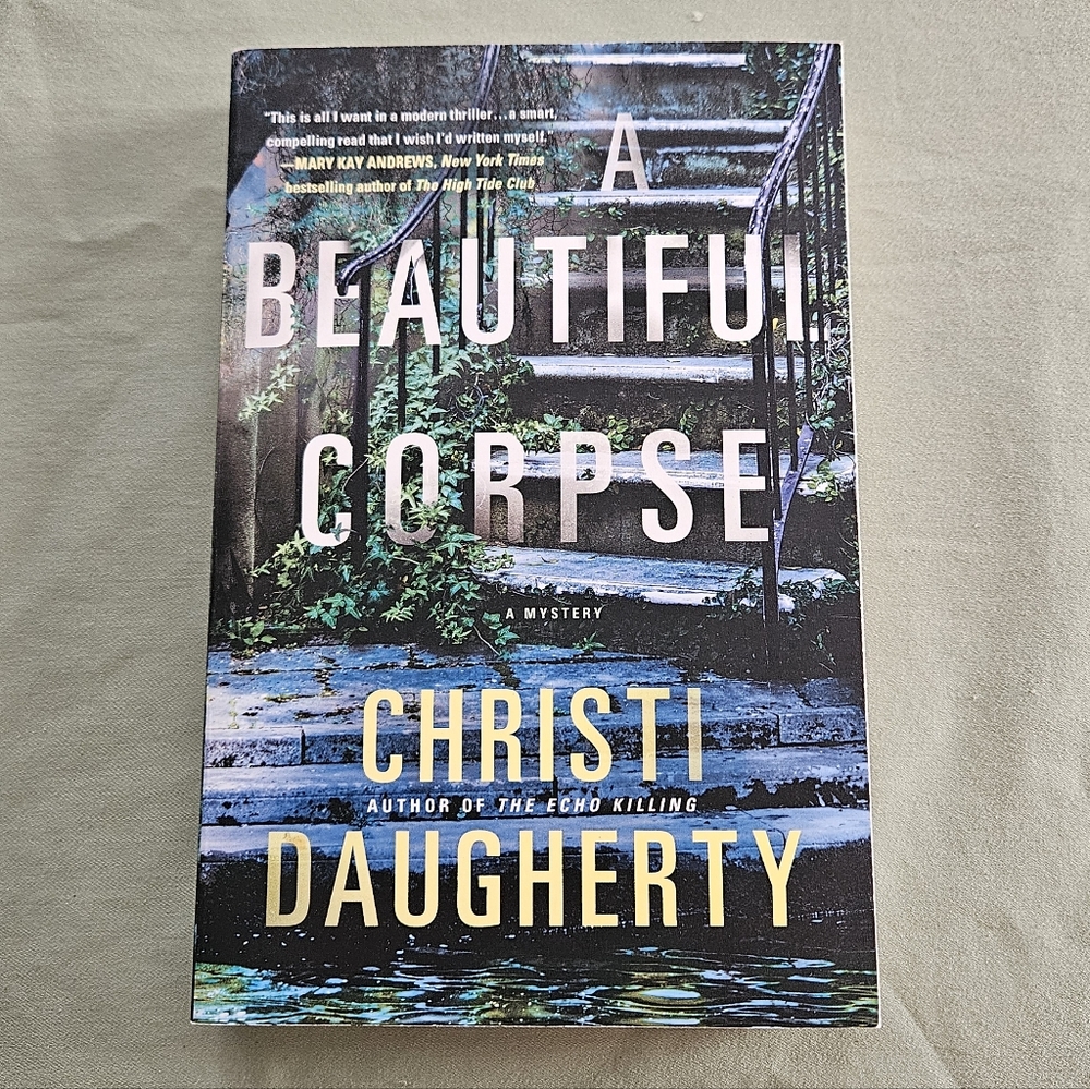 A Beautiful Corpse by Christi Daugherty - Paperback Harper McClain #2